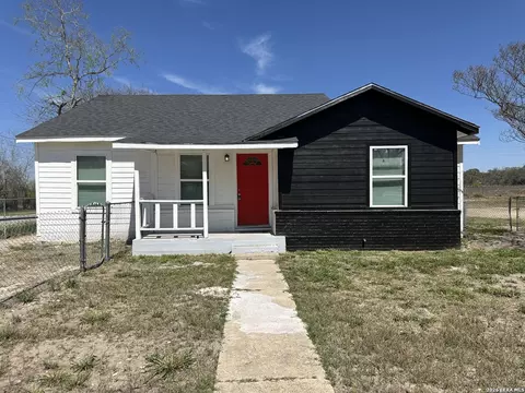 514 Davis Ave, Devine, TX 78016
