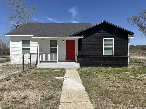 Exterior - 514 Davis Ave, Devine, TX 78016 photo 2 of 2