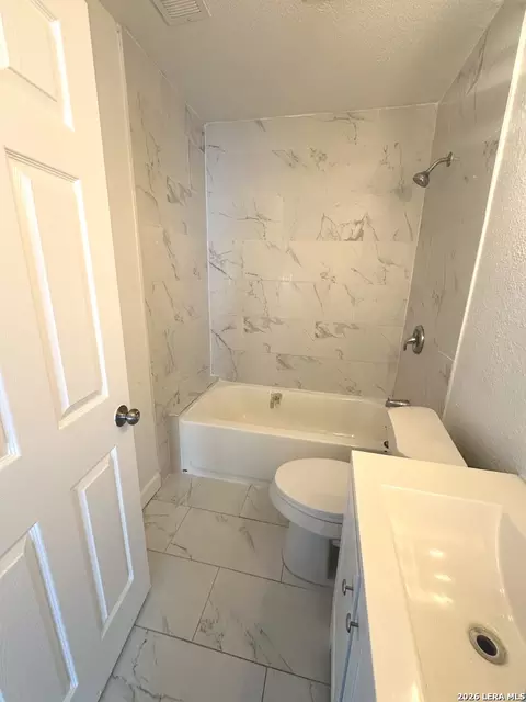 Bath - 514 Davis Ave, Devine, TX 78016 photo 3 of 3