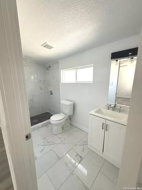 Bath - 514 Davis Ave, Devine, TX 78016 photo 1 of 3