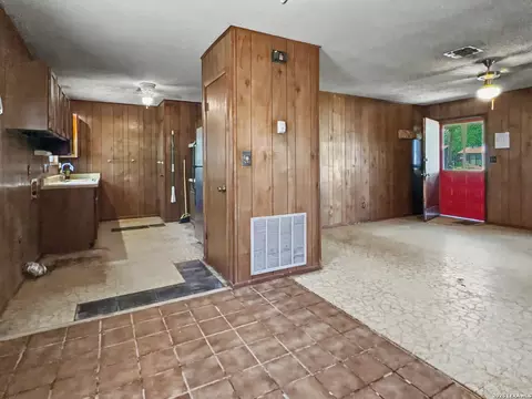 Entry Way - 517 E Daniel, Uvalde, TX 78801 photo 1 of 3