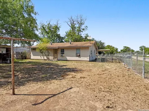 Exterior - 517 E Daniel, Uvalde, TX 78801 photo 3 of 5