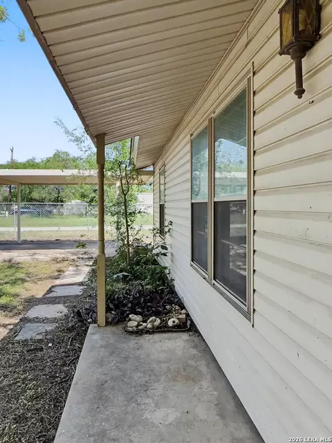 Exterior - 517 E Daniel, Uvalde, TX 78801 photo 5 of 5