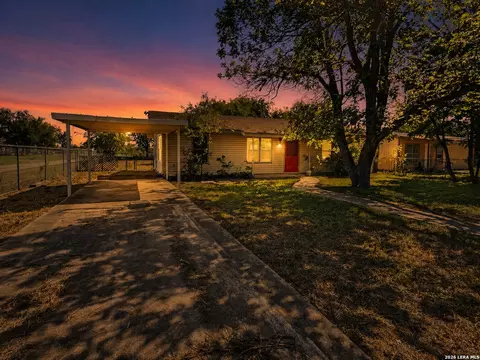 517 E Daniel, Uvalde, TX 78801