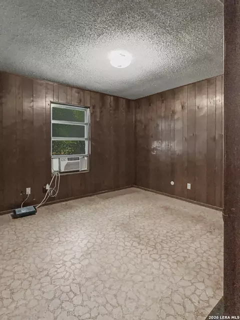 Bedroom - 517 E Daniel, Uvalde, TX 78801 photo 3 of 4