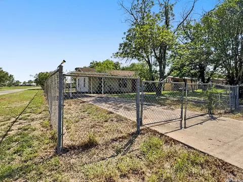 Exterior - 517 E Daniel, Uvalde, TX 78801 photo 1 of 5
