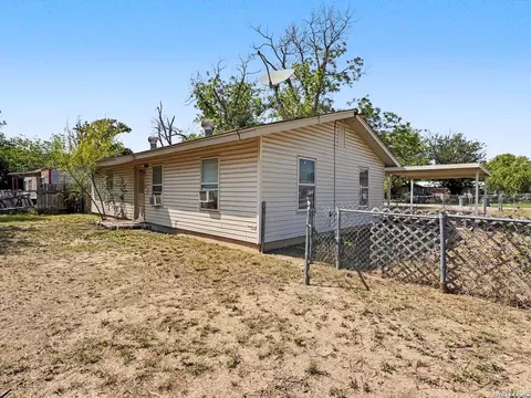 Exterior - 517 E Daniel, Uvalde, TX 78801 photo 4 of 5