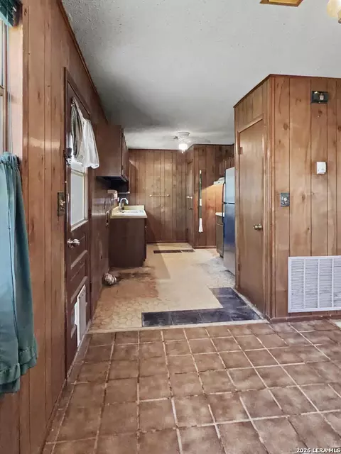 Entry Way - 517 E Daniel, Uvalde, TX 78801 photo 3 of 3