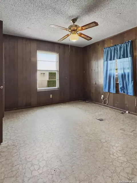 Bedroom - 517 E Daniel, Uvalde, TX 78801 photo 2 of 4