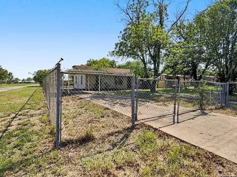 Other - 517 E Daniel, Uvalde, TX 78801 photo 4 of 5