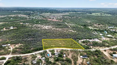 123 Country View Ln, Floresville, TX 78114