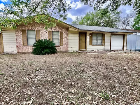 1106 E Hutchinson St, Beeville, TX 78102