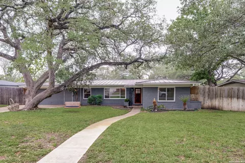 523 Woodcrest Dr, San Antonio, TX 78209