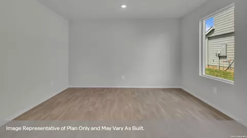 308 Windflower Cv, Luling, TX 78648 photo 4