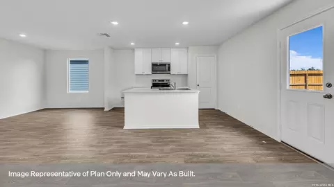 308 Windflower Cv, Luling, TX 78648 photo 3