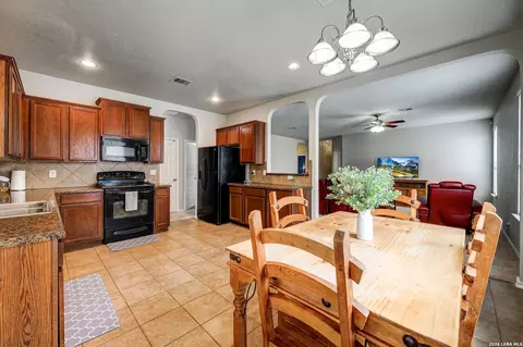720 Hollow Rdg, Schertz, TX 78154
