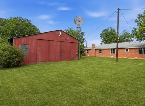 Exterior - 106 County Road 6611, Devine, TX 78016 photo 3 of 3