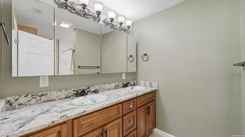 Bath - 106 County Road 6611, Devine, TX 78016 photo 3 of 4