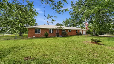 106 County Road 6611, Devine, TX 78016