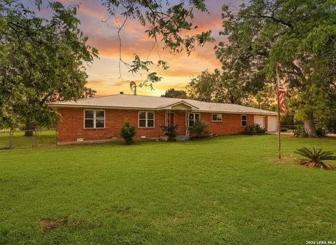 106 County Road 6611, Devine, TX 78016