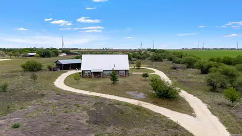 707 Creek Rd, Marion, TX 78124