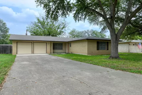 214 Oaklane Dr, Universal City, TX 78148