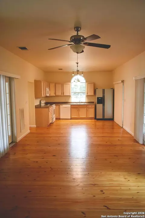 602 10th # B, Bandera, TX 78003
