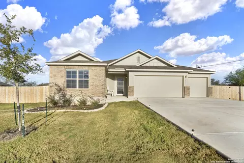 121 Cheyenne Dr, Floresville, TX 78114