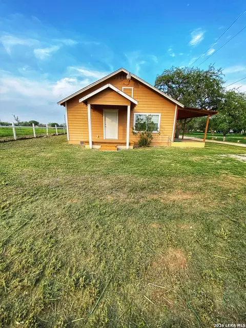 1311 Pine St, Floresville, TX 78114