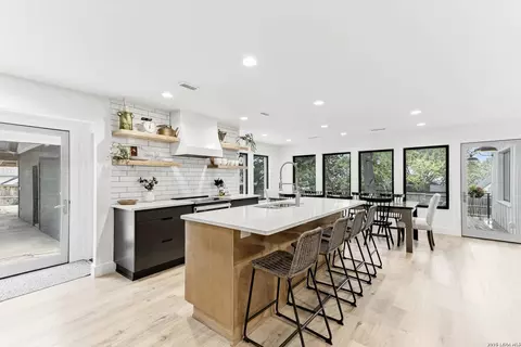 120 W Hosack St, Boerne, TX 78006