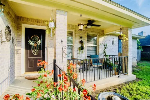 523 Woodlake Dr, Mcqueeney, TX 78123