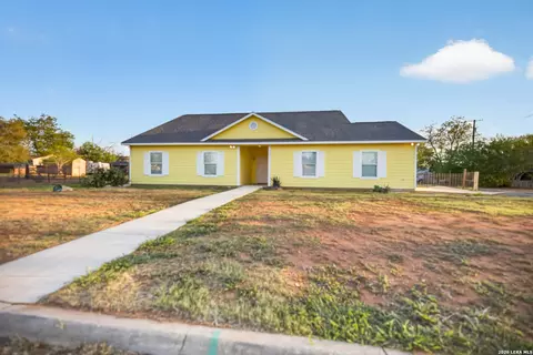 1006 E Taft St, Pearsall, TX 78061