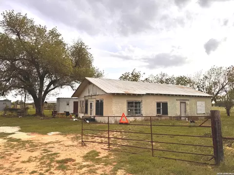 1115 County Road 669, Devine, TX 78016