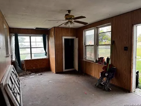 Living - 1115 County Road 669, Devine, TX 78016 photo 2 of 2