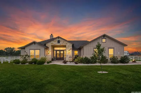 160 Pradera Rdg, Floresville, TX 78114