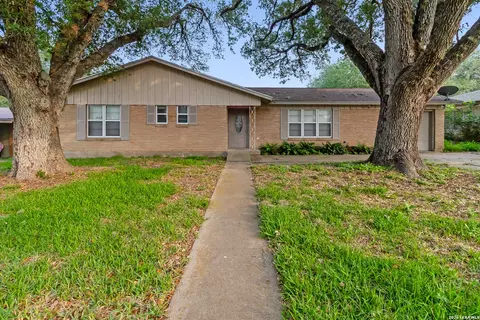 1410 Oriole Ln, Beeville, TX 78102
