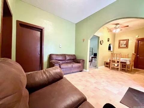 944 Briscoe Aly, San Antonio, TX 78207