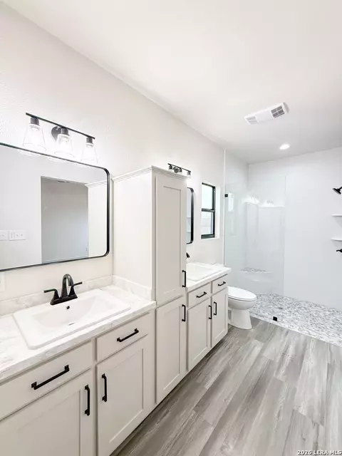 Bath - 1206 Devine Dr, Devine, TX 78016 photo 3 of 6