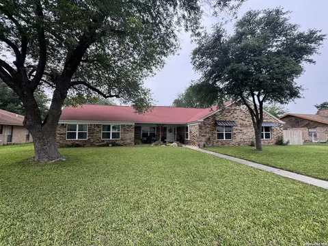 116 S Bluebonnet Dr, Uvalde, TX 78801