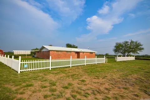 2923 Fm 186, Carrizo Springs, TX 78834