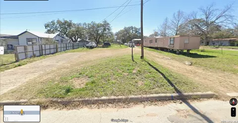 834 E Adams St, Pleasanton, TX 78064