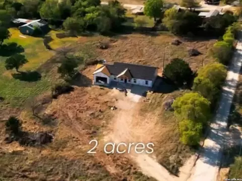 106 Valley Oaks Ln, Kerrville, TX 78028
