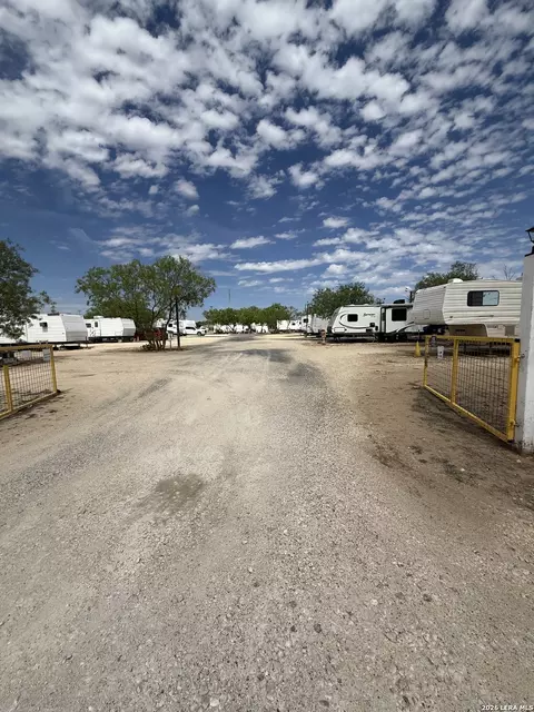 279 Mesquite St, Carrizo Springs, TX 78834