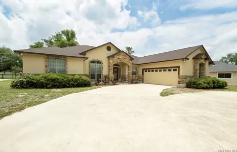 518 Jack Nickolaus, Devine, TX 78016