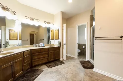 Bath - 518 Jack Nickolaus, Devine, TX 78016 photo 1 of 4