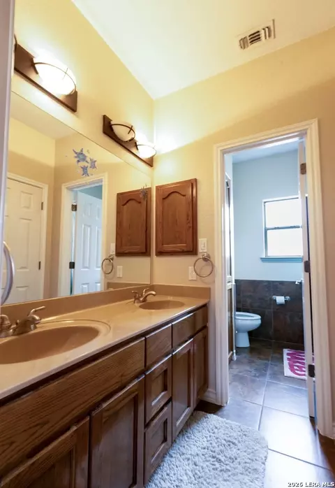 Bath - 518 Jack Nickolaus, Devine, TX 78016 photo 3 of 4