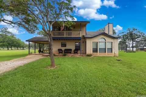 1002 Eagle Crest Dr, Floresville, TX 78114