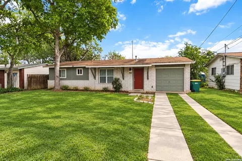 322 W Aviation Blvd, Universal City, TX 78148
