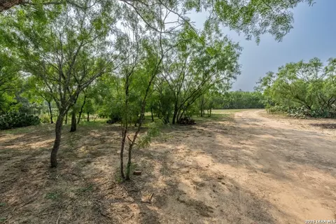 224 County Road 662, Devine, TX 78016 photo 18