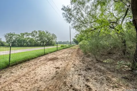 224 County Road 662, Devine, TX 78016 photo 17